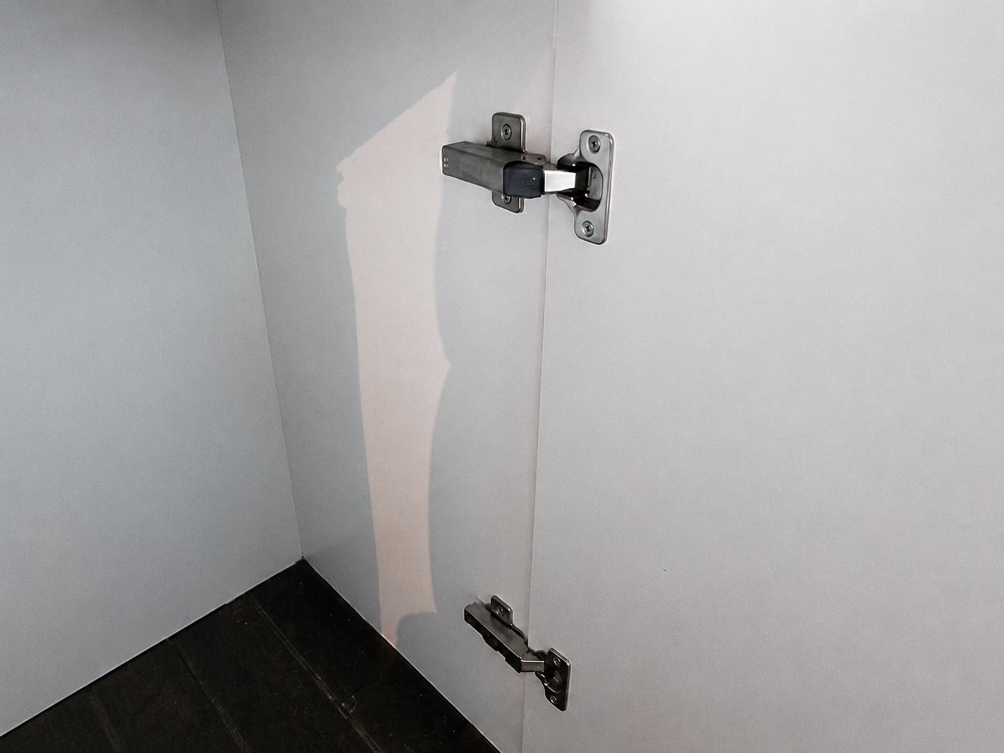 扉を開けた丁番まわりの写真例
